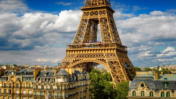 Обои на рабочий стол Эйфелева башня / Eiffel Tower, Париж / Paris, Франция / France солнечным днем