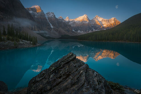 Обои на рабочий стол Раннее утро на озере Moraine Lake, Banff, Canada / Морейн, Банф, Канада