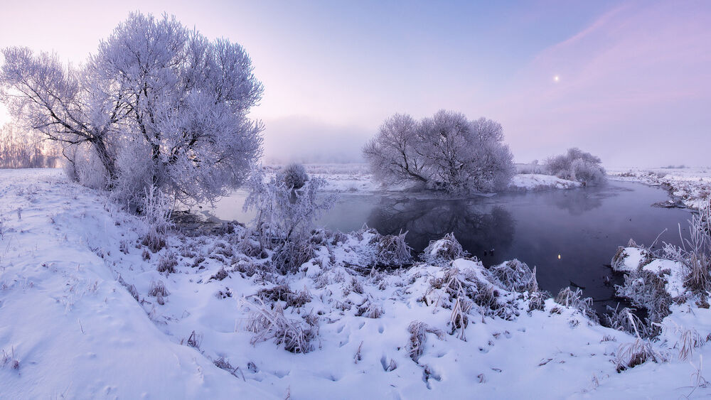 Обои для рабочего стола Зимняя река с деревьями покрытыми инеем на берегах морозным утром