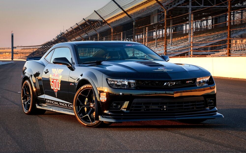 Обои для рабочего стола Chevrolet Camaro SS черного цвета на гоночном треке
