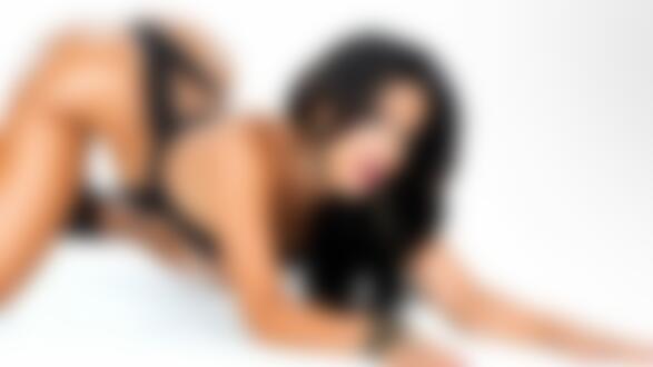 Обои на рабочий стол Брюнетка - модель Rosa Acosta / Роза Акоста на коленях на белом фоне черном белье