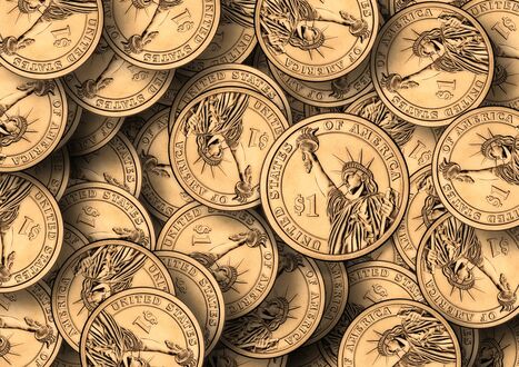 Обои на рабочий стол Россыпь монет в 1$ со статуей свободы