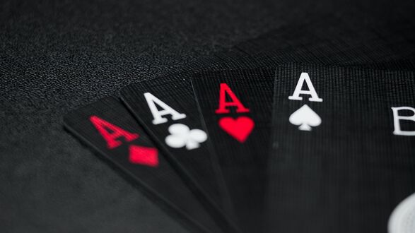 Обои на рабочий стол Четыре черные игральные карты - тузы