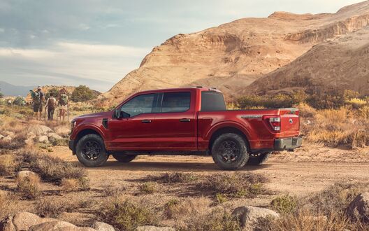 Обои на рабочий стол Красный Ford F150 в пустыне сбоку