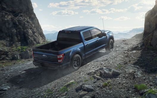 Обои на рабочий стол Синий Ford F150 на каменистой дороге, сзади