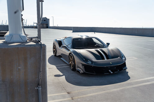 Обои на рабочий стол Серый Ferrari 488 на асфальте спереди