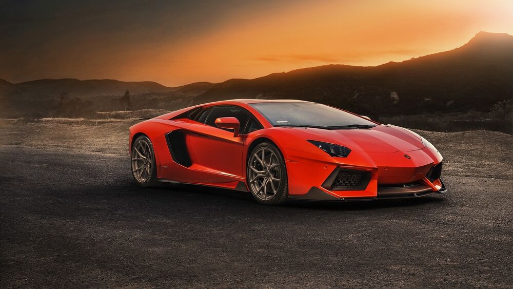 Обои для рабочего стола Lamborghini Aventador, красного цвета, на фоне гор и заката солнца
