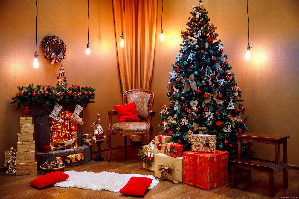 Обои для рабочего стола Новогодняя нарядная елка в комнате с украшенным камином и подарками