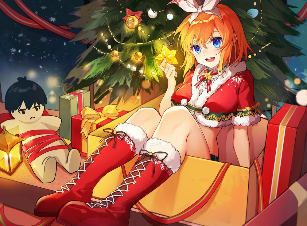 Обои для рабочего стола Девочка - персонаж Yotsuba Nakano сидит в коробке у новогодней елки и держит в руке звезду