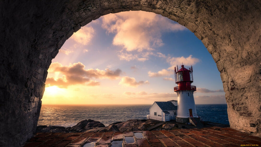 Обои для рабочего стола Вид на домик с маяком на берегу моря / Lindesnes Lighthouse / Norway,