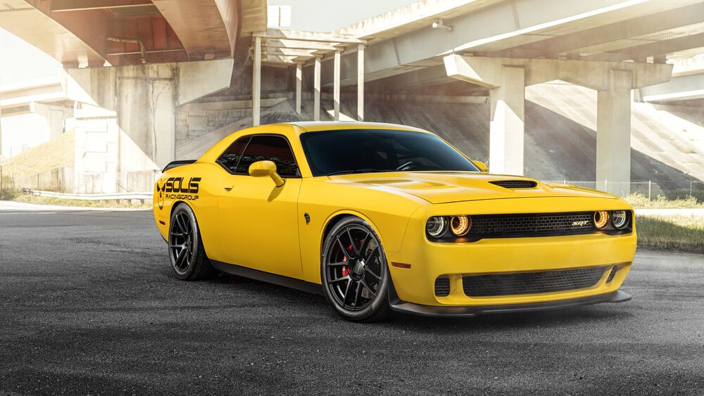 Обои для рабочего стола Автомобиль Dodge Challenger SRT HellCat желтого цвета стоит на дороге под мостовой развязкой
