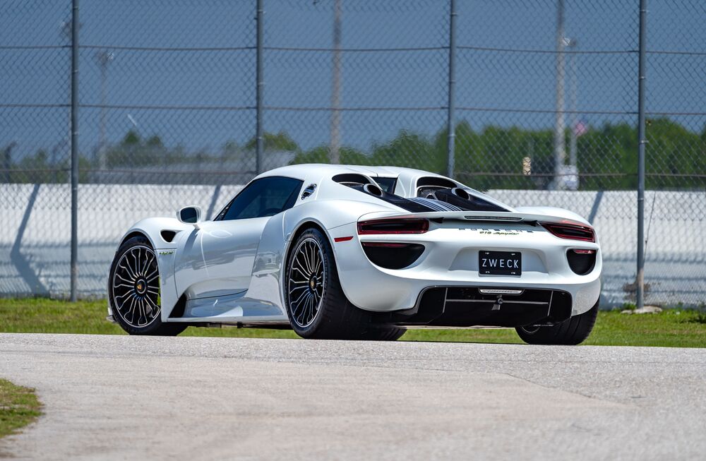 Обои для рабочего стола Белый Porshe 918 Spider у забора сзади