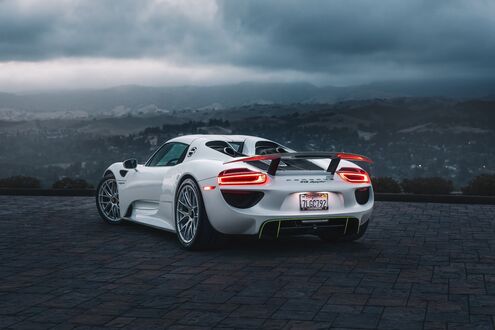 Обои на рабочий стол Белый Porsche 918 Spider на смотровой площадке под пасмурным небом