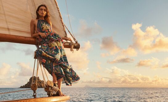 Обои на рабочий стол Модель Andreea Diaconu / Андреа Дьякону стоит у паруса на фоне моря