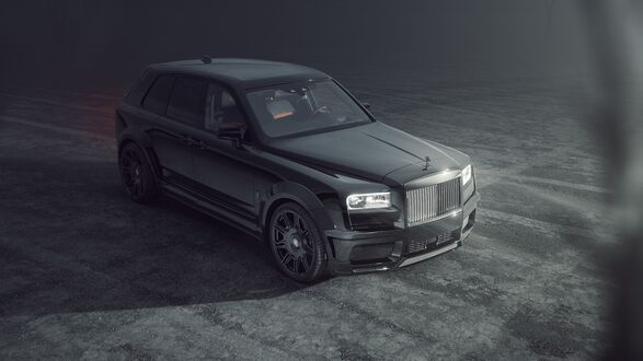 Обои на рабочий стол Черный Роллс-Ройс / Rolls-Royce стоит на площади