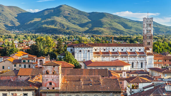 Обои на рабочий стол Город Lucca / Лукка в Италии / Italy, Tuscany / Тоскана на фоне зеленых холмов
