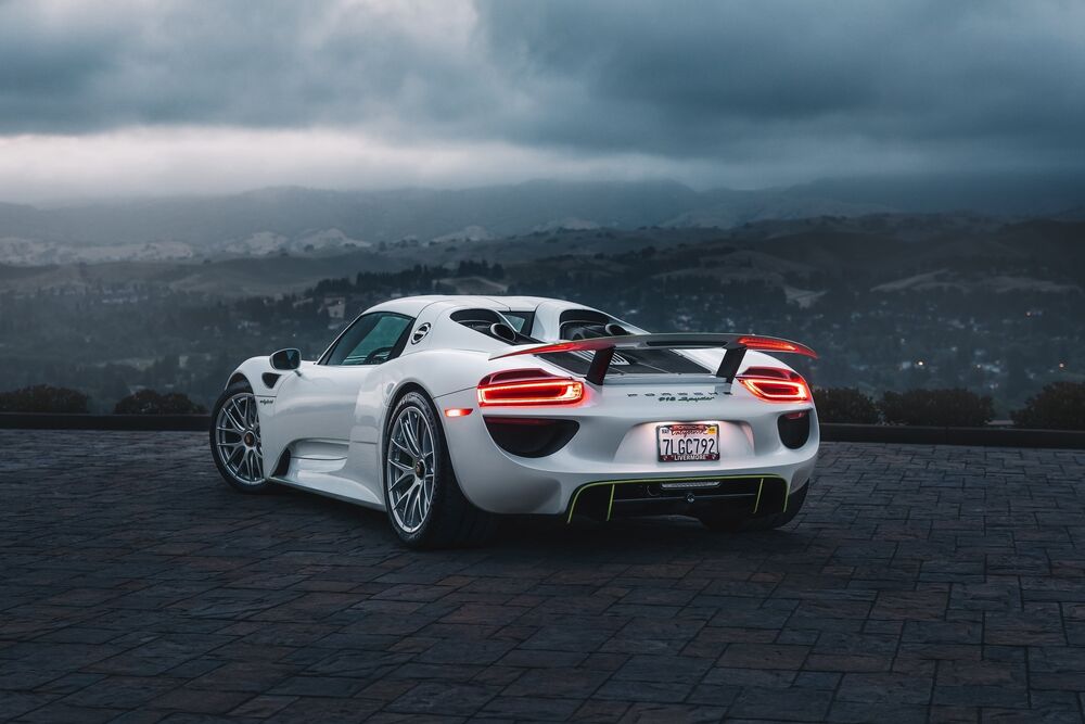 Обои для рабочего стола Белый Porsche 918 Spider на смотровой площадке под пасмурным небом