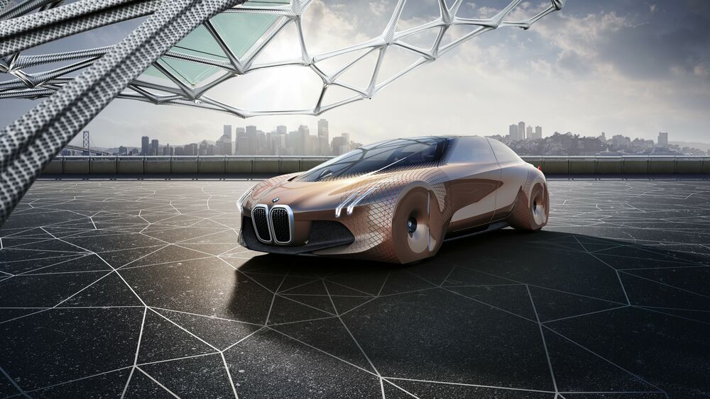 Обои для рабочего стола Концепт-кар BMW Vision Next 100 стоит на смотровой площадке на фоне города, вид сбоку