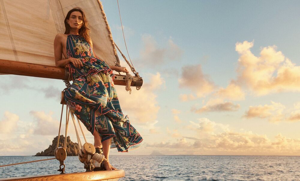 Обои для рабочего стола Модель Andreea Diaconu / Андреа Дьякону стоит у паруса на фоне моря