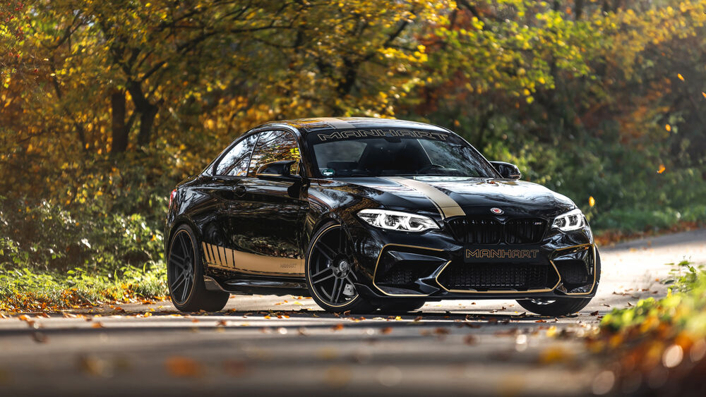 Обои для рабочего стола BMW Manhart Racing MH2, BMW M2 в кузове F87, черного цвета стоит поперек дороги в осеннем лесу