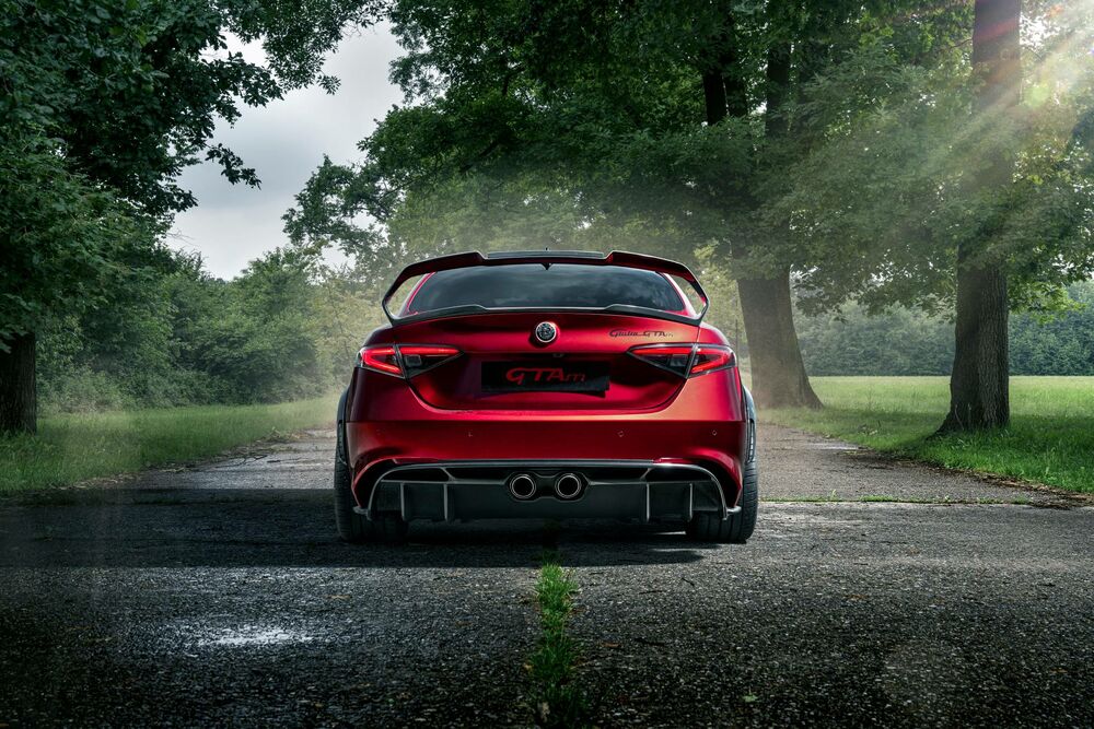Обои для рабочего стола Красное авто Alfa Romeo Giulia GTAM стоит на дороге
