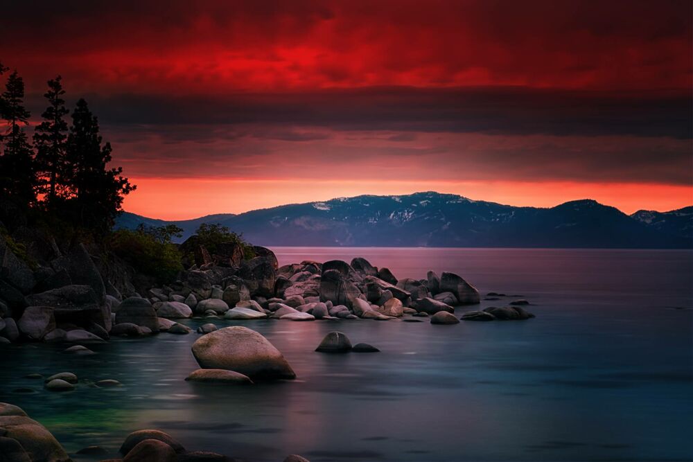 Обои для рабочего стола Каменистый берег у озера Тахо / Tahoe на фоне заката