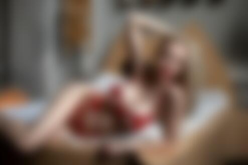 Обои для рабочего стола Блондинка в красном нижнем белье лежит на кровати в комнате