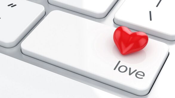 Обои на рабочий стол Красное сердце на кнопке love на клавиатуре