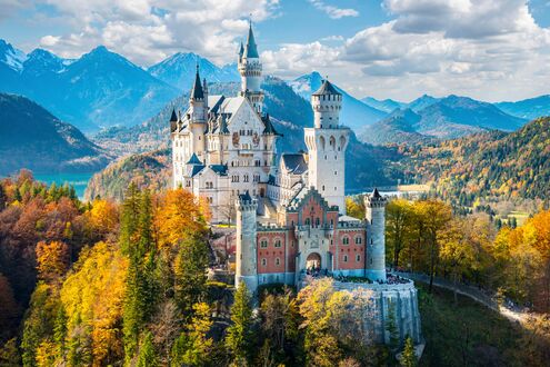 Обои на рабочий стол Замок Нойшванштайн / Neuschwanstein на фоне гор и осеннего леса в Баварии, Германия