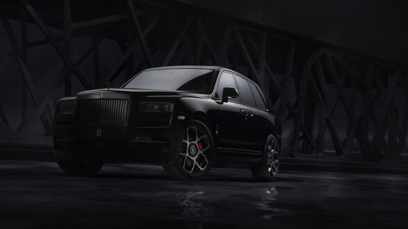 Обои на рабочий стол Черный Роллс-Ройс / Rolls-Royce стоит на мокрой ночной дороге