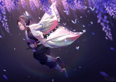 Обои на рабочий стол Кочо Шинобу / Shinobu Kocho из аниме Demon Slayer: Kimetsu no Yaiba / Клинок, рассекающий демонов среди сиреневых цветов