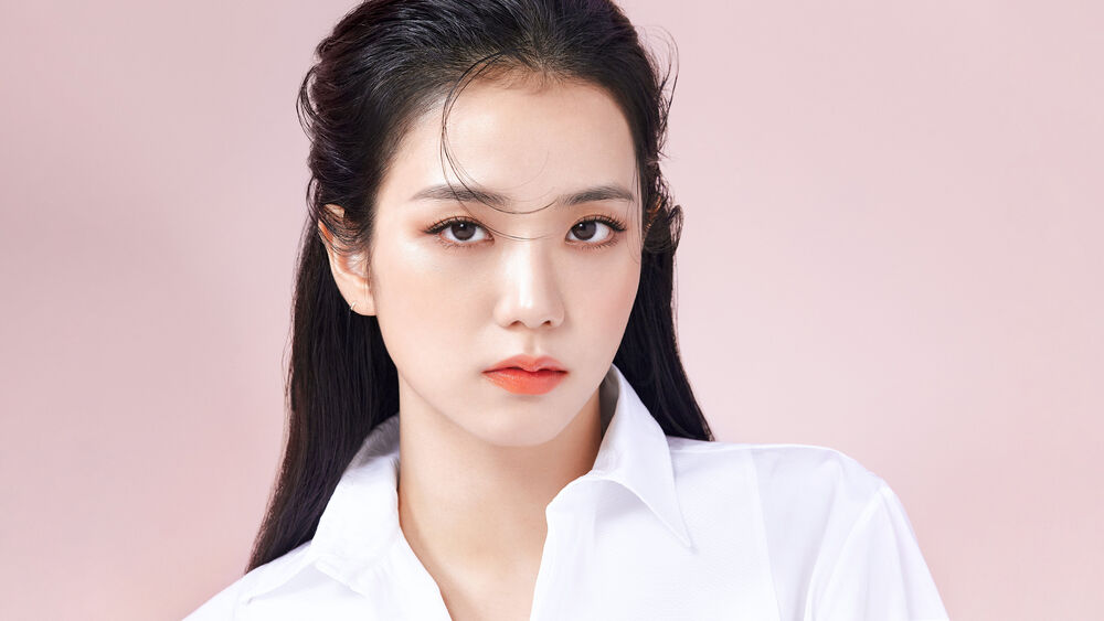 Обои для рабочего стола Ким Джису / Kim Ji Soo из музыкальной группы Блэкпинк / Blackpink - портрет, белая рубашка, розовый фон