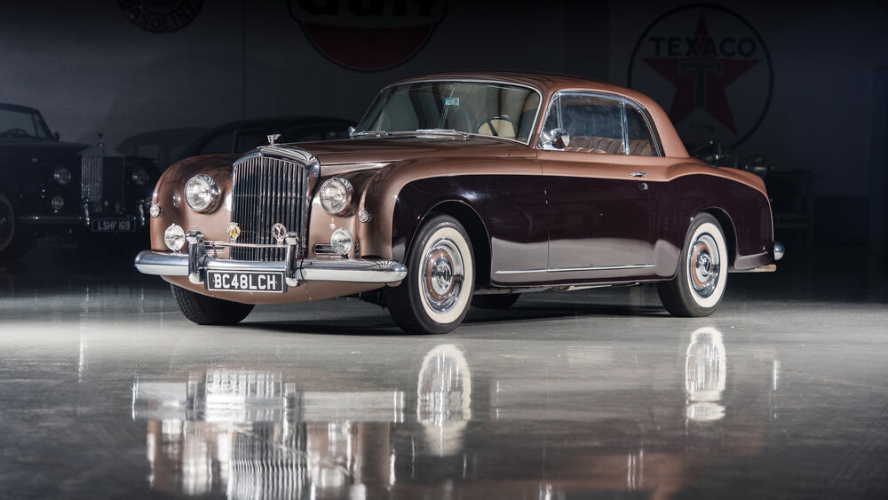 Обои для рабочего стола Роллс-Ройс / Rolls-Royce на зеркальном полу