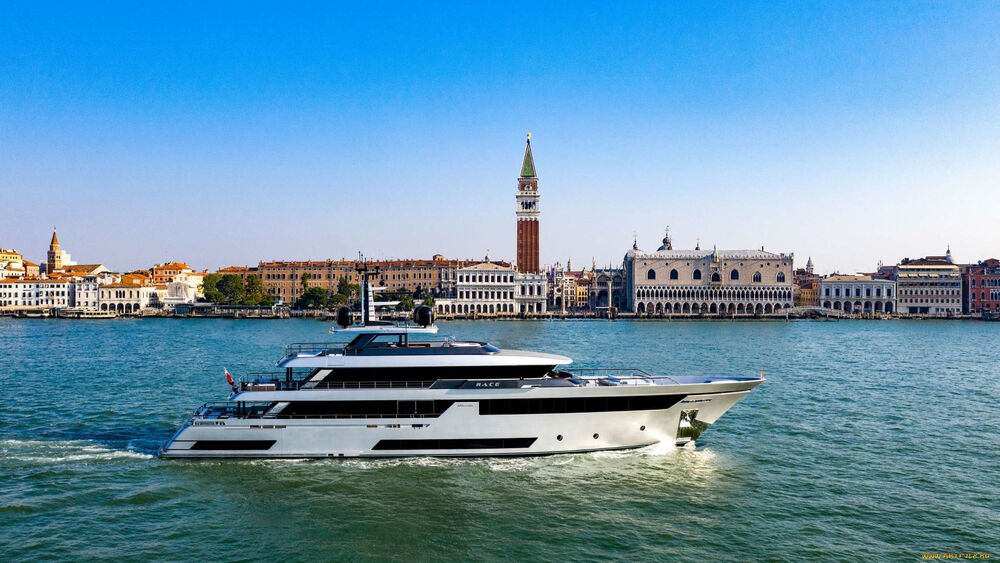 Обои для рабочего стола Яхта Riva Race на фоне Венеции / Venice солнечным днем