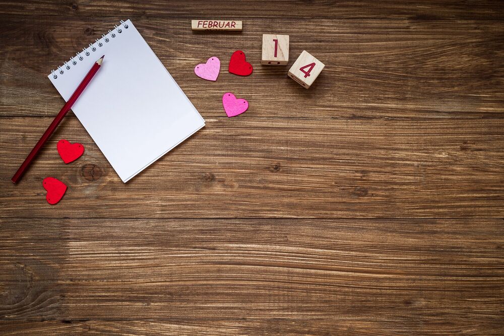 Обои для рабочего стола На дощатой поверхности сердечки, карандаш блокнот, кубики с цифрами (14 februar / 14 февраля)