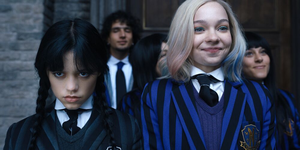 Обои для рабочего стола Героини сериала Wednesday Дженна Ортега / Jenna Ortega в роли Wednesday Adams и Emma Myers в роли Enid Sinclair рядом