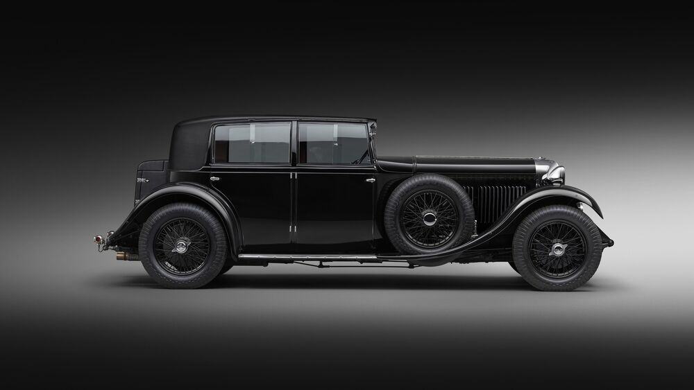 Обои для рабочего стола Черный ретро автомобиль Bentley 8 Litre Limousine by Mulliner 1931 на сером фоне сбоку