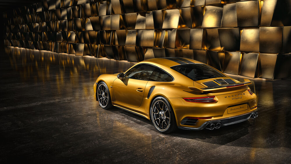 Обои для рабочего стола Желтый Porsche на зеркальной дороге на фоне золотых кубов
