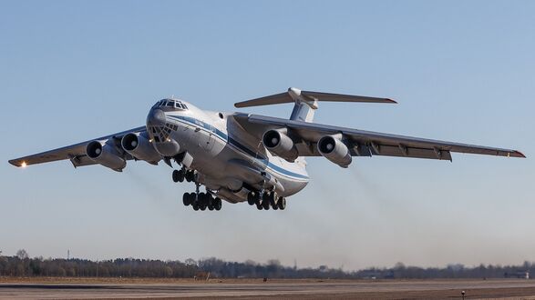 Обои на рабочий стол Ил-76 набирает высоту