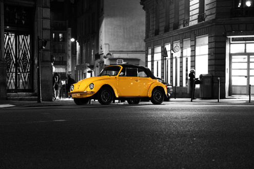 Обои на рабочий стол Желтый ретро автомобиль Volkswagen beetle стоит на улице