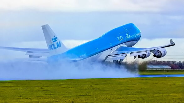 Обои на рабочий стол Боинг компании KLM взлетает