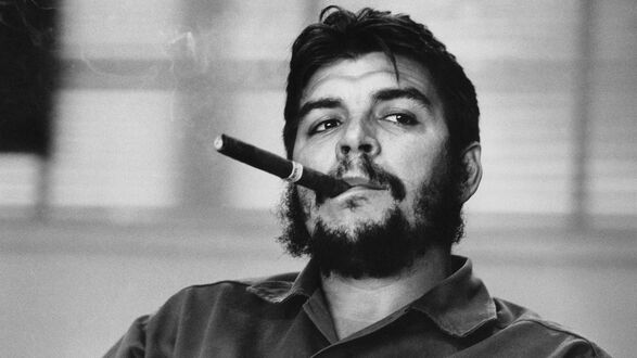 Обои на рабочий стол Эрнесто Че Гевара / Ernesto Che Guevara с сигарой