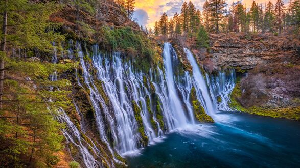 Обои на рабочий стол Лесной водопад осенью на закате USA, California