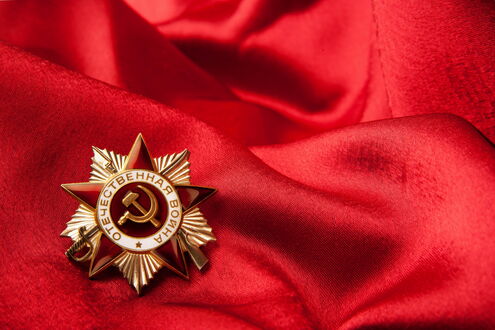 Обои на рабочий стол Звезда отечественной войны на красном покрывале