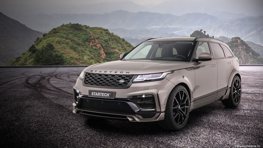 Обои для рабочего стола Range Rover Velar на фоне холмов на асфальтированной площадке