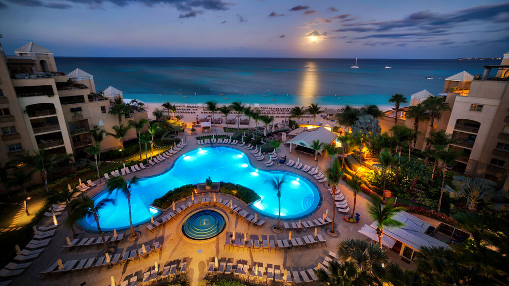 Обои для рабочего стола Вечерний вид сверху на море, пляж и курортный отель Grand Cayman, Карибского бассейна / Grand Cayman Hotel, Caribbean