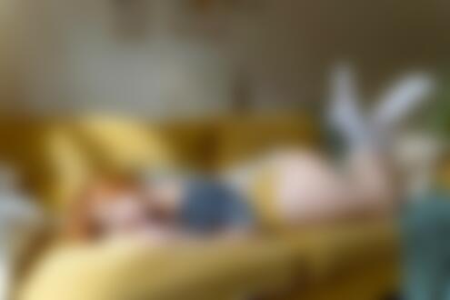 Обои на рабочий стол Модель Настя Жилина в джинсовой куртке, в трусиках и в белых носках лежит на диване в комнате