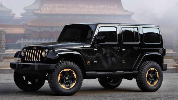 Обои на рабочий стол Черный Jeep Wrangler стоит на дороге на фоне китайского дома в дымке