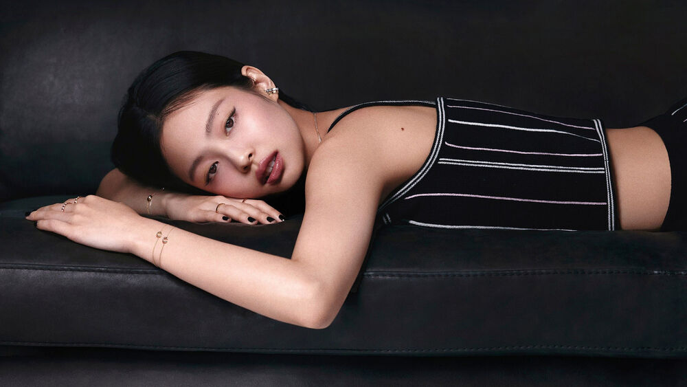 Обои для рабочего стола Ким Дженни / Kim Jennie из музыкальной группы Блэкпинк / Blackpink, позирует лежа на черном диване, фотосессия для Vogue Taiwan March 2023