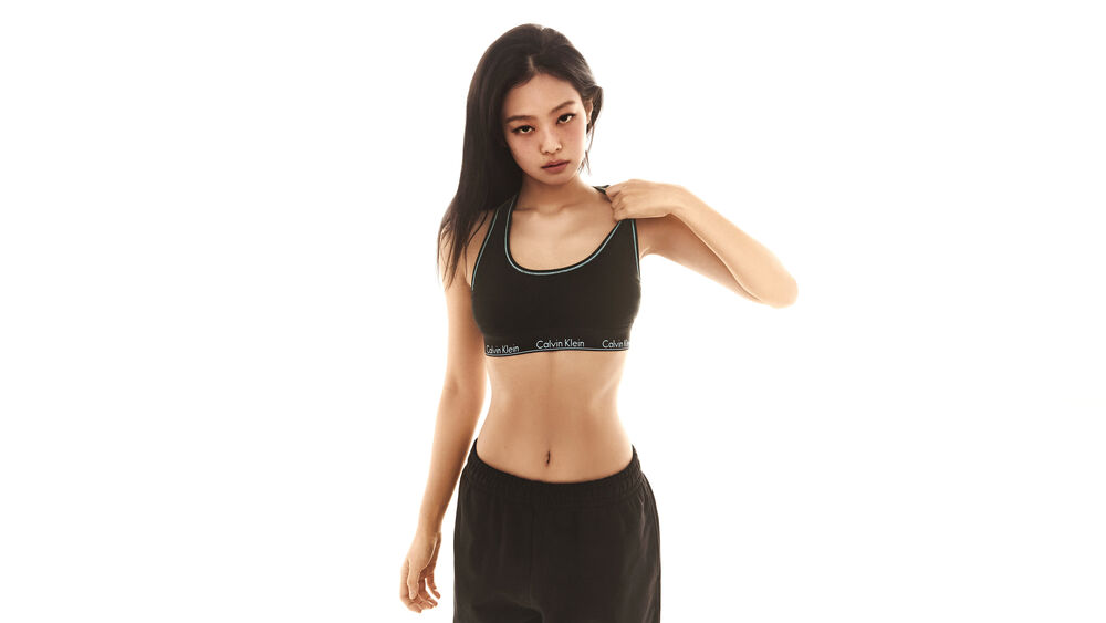 Обои для рабочего стола Ким Дженни / Kim Jennie из музыкальной группы Блэкпинк / Blackpink, позирует в черном топе и штанах на белом фоне - Фотосессия для Calvin Klein Limited-Edition Capsule